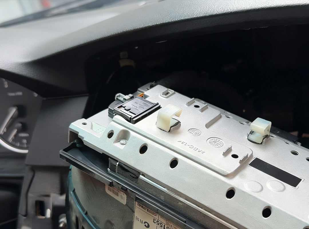 18. When Installing The BMW Linux Screen, Why Is One Of The Original Vehicle Cables Not Connected?