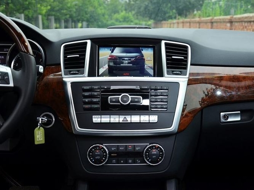 Mercedes ML350 dashboard with infotainment screen displaying reverse camera view